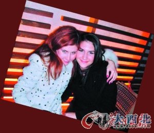 “美女间谍”查普曼(左)与友人合影。(资料图片)