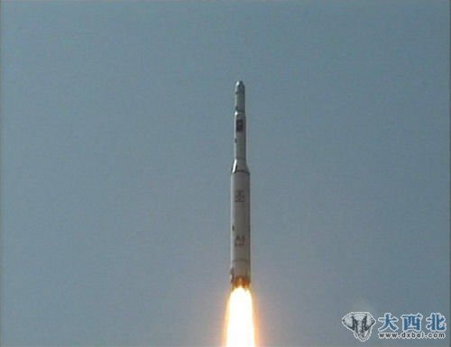 资料图：朝鲜用“大浦洞2”导弹改装的运载火箭发射人造卫星