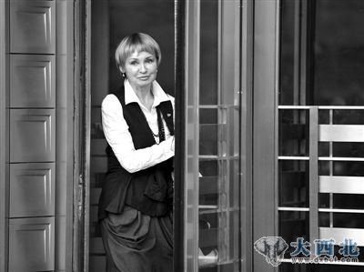 4月5日,维克托·布特的妻子Alla走出纽约曼哈顿联邦法院。 4月5日,维克托·布特的妻子Alla走出纽约曼哈顿联邦法院。