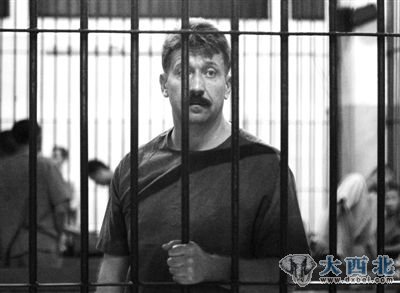 2008年12月22日,素有“死亡贩子”之称的布特身处美国的一个法院内。2012年4月5日,布特获刑。美国媒体未公布其在当日受审的新闻图片。 2008年12月22日,素有“死亡贩子”之称的布特身处美国的一个法院内。2012年4月5日,布特获刑。美国媒体未公布其在当日受审的新闻图片。