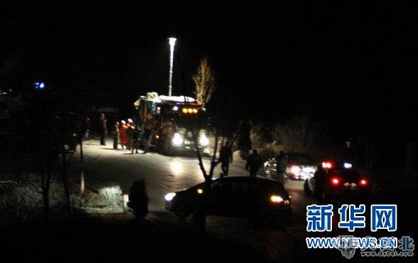 这是手机拍摄的车祸现场(4月7日)。当日18时左右,大连保税区发生一起严重车祸,已致12人死亡多人受伤,目前伤者已被送往附近医院救治。 新华社发 这是手机拍摄的车祸现场(4月7日)。当日18时左右,大连保税区发生一起严重车祸,已致12人死亡多人受伤,目前伤者已被送往附近医院救治。 新华社发