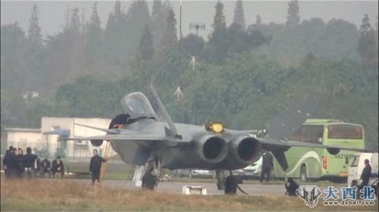 资料图:中国歼-20正在进行起飞前准备工作。