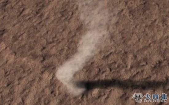 尽管这场尘暴的高度非常可观,但是整条尘柱的宽度只有70码(64.01米) 尽管这场尘暴的高度非常可观,但是整条尘柱的宽度只有70码(64.01米)