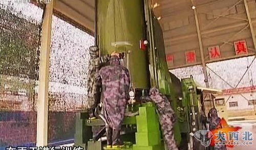 资料图:据称是曝光二炮部队东风-16导弹的视频截图。