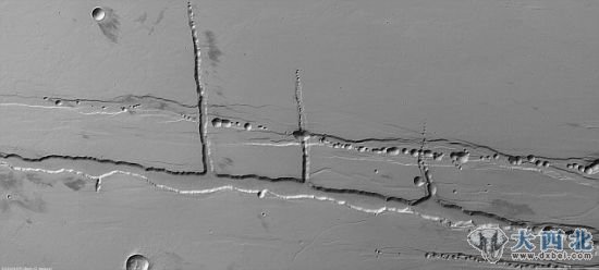 研究显示,这些倒塌的隧道里面可能依然存在一些地下区域,为微生物提供了一个避难所。 研究显示,这些倒塌的隧道里面可能依然存在一些地下区域,为微生物提供了一个避难所。