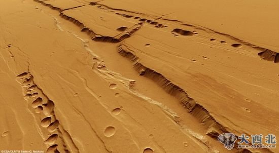 科学家认为,地下岩浆流形成隧道,而隧道倒塌形成这些独特地貌。 科学家认为,地下岩浆流形成隧道,而隧道倒塌形成这些独特地貌。