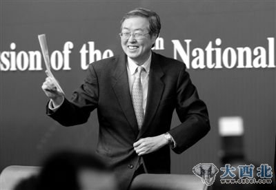 3月12日,央行行长周小川参加十一届全国人大五次会议。在两会期间,“开放民间金融”成为热议话题。昨天,周小川参加温州市金融综合改革试验区工作座谈会时表示,温州金融改革的要点和重点在于“减少管制”。图/CFP 3月12日,央行行长周小川参加十一届全国人大五次会议。在两会期间,“开放民间金融”成为热议话题。昨天,周小川参加温州市金融综合改革试验区工作座谈会时表示,温州金融改革的要点和重点在于“减少管制”。图/CFP