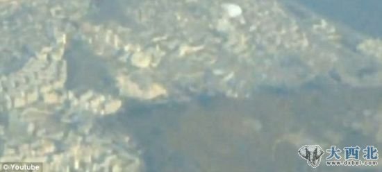 UFO突然加速上升,眨眼间从画面里消失不见了 UFO突然加速上升,眨眼间从画面里消失不见了