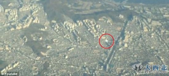 在这张照片的右下角可以看到那个白色圆形UFO 在这张照片的右下角可以看到那个白色圆形UFO