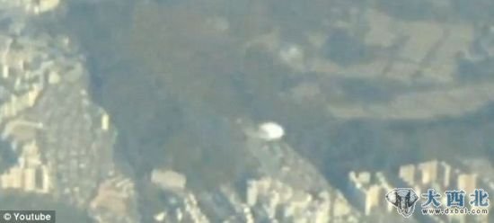 当拍摄的人正在努力放大画面,仔细看一看它时,这个UFO突然加速飞向高处 当拍摄的人正在努力放大画面,仔细看一看它时,这个UFO突然加速飞向高处