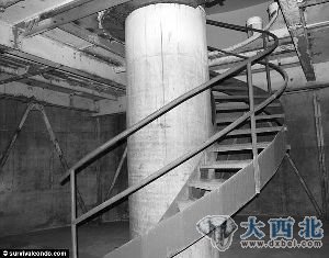 目前只能通过旋转金属楼梯上下。 目前只能通过旋转金属楼梯上下。