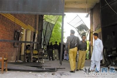 15日，巴基斯坦，政府官员查看遭塔利班毁坏的监狱大门。