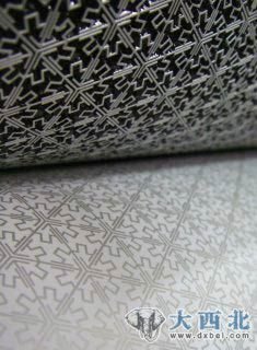 这种新型壁纸可以附着在很多材质的表面,包括混凝土、砖块以及石灰层。 这种新型壁纸可以附着在很多材质的表面,包括混凝土、砖块以及石灰层。