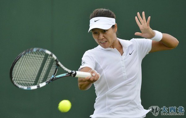 2012年温网女单首轮,中国一姐李娜迎战哈萨克斯坦小将佩尔瓦克。经过两盘争夺李娜用6-3,6-1的比分直落两盘轻取对手,迎来本赛季草地开门红的同时顺利挺进第2轮。图为李娜正手回球。… 2012年温网女单首轮,中国一姐李娜迎战哈萨克斯坦小将佩尔瓦克。经过两盘争夺李娜用6-3,6-1的比分直落两盘轻取对手,迎来本赛季草地开门红的同时顺利挺进第2轮。图为李娜正手回球。…
