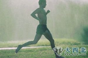 研究人员用数学公式进行了专业计算,得出少淋雨的秘诀。