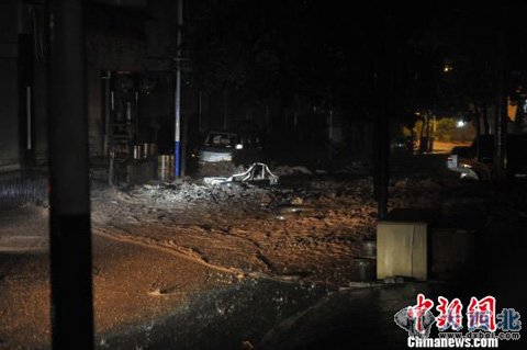 图为冲到彝良县城车站街上的泥石流,将道路阻断。(刘冉阳 摄)