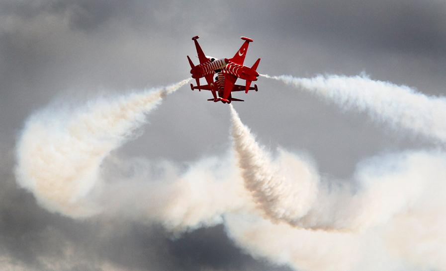 9月15日,在柏林郊外的舍纳菲尔德举行的国际航展中,土耳其空军飞行队在空中表演。