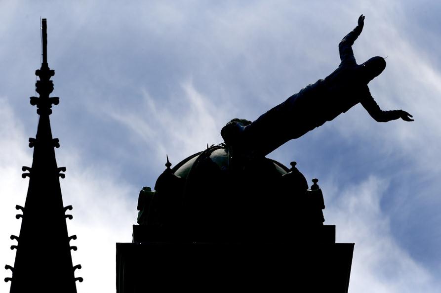 9月19日,美国新泽西州,圣约翰学院的耶稣雕像在强风中倾倒。从18日开始,受冷空气影响,美国东部地区出现强风暴雨等恶劣天气。 AP Photo/Julio Cortez