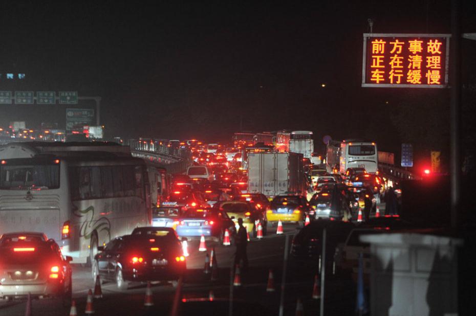 2012年09月29日,国庆节假日成为首个免收小客车通行费节假日,晚上九点出京车辆开始增多。