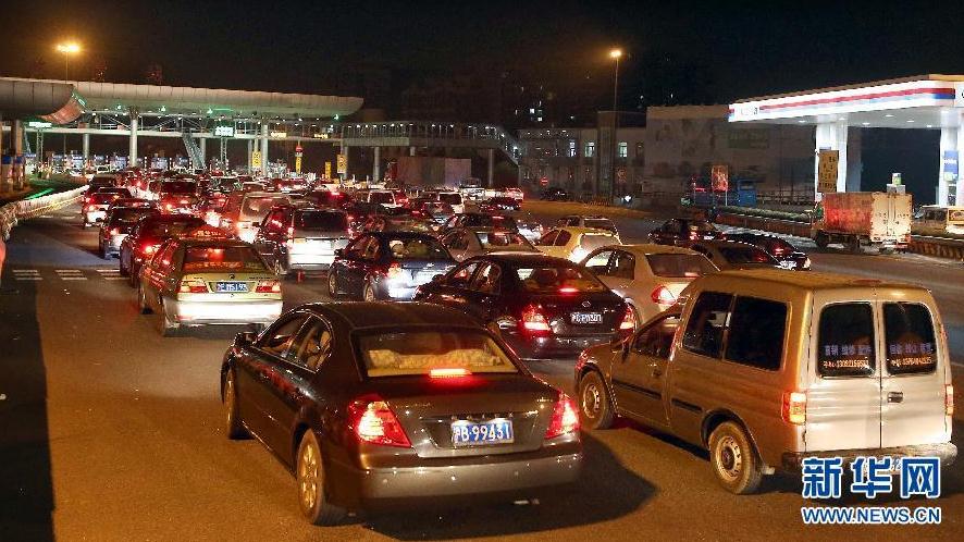 9月30日零点过后,京沪高速江桥收费站出城的车辆排成了长龙绵延数公里。