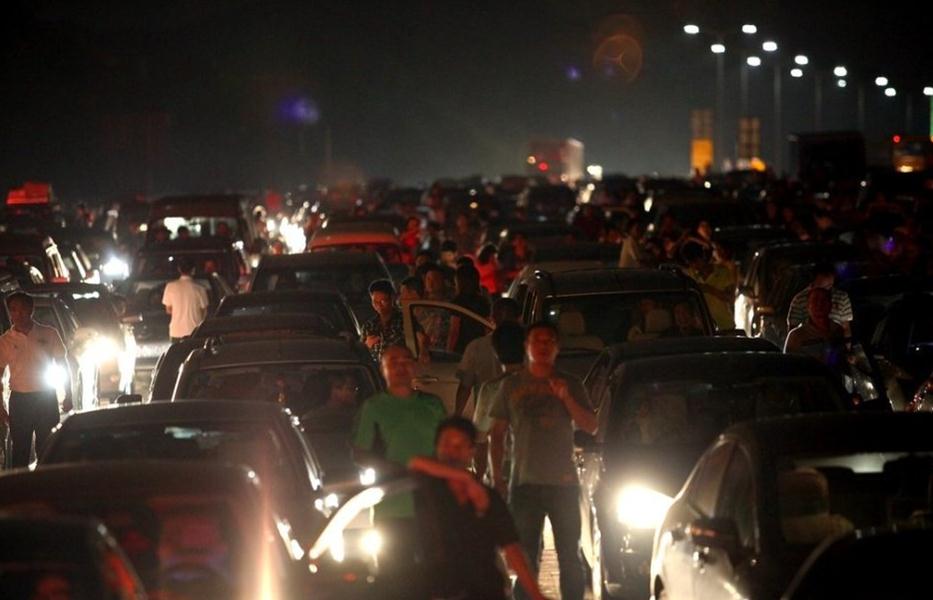 2012年9月30日,深圳,中秋国庆8天长假,中秋节凌晨,公路免费通行政策首次实施,深圳市机荷高速公路龙岗荷坳收费站,车辆拥堵严重,私家车主纷纷从自己的车内出来,观望。