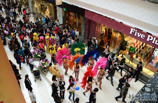 郑州二七万达广场盛大开业——俄罗斯美女表演助兴。