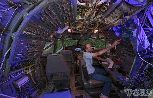 现在,这架飞机拥有所有现代化设施,而其中最让布鲁斯喜欢的就是位于驾驶舱的娱乐室。
