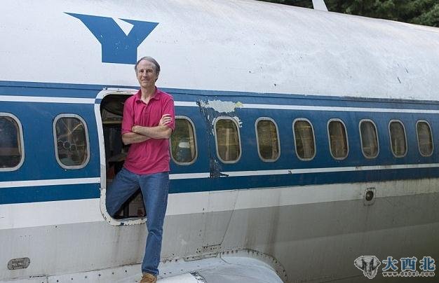 美国俄勒冈州62岁的工程师布鲁斯·坎贝尔将一架隐藏在树林中的废弃大型客机改造成梦想之家,并将其形容为“欲飞之鸟”。