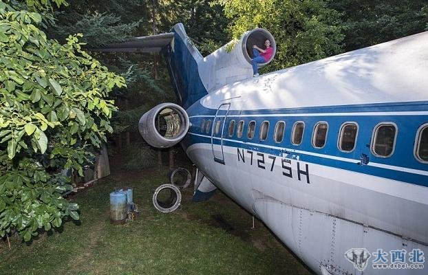 美国俄勒冈州62岁的工程师布鲁斯·坎贝尔将一架隐藏在树林中的废弃大型客机改造成梦想之家,并将其形容为“欲飞之鸟”。