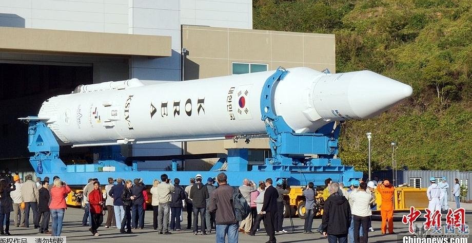 当地时间124日上午,工作人员将韩国首枚运载火箭“罗老”号移至发射场地。据悉,发射预定日的前一天将进行预备发射演练。若无异常,罗老号将于26日下午发射。中新网