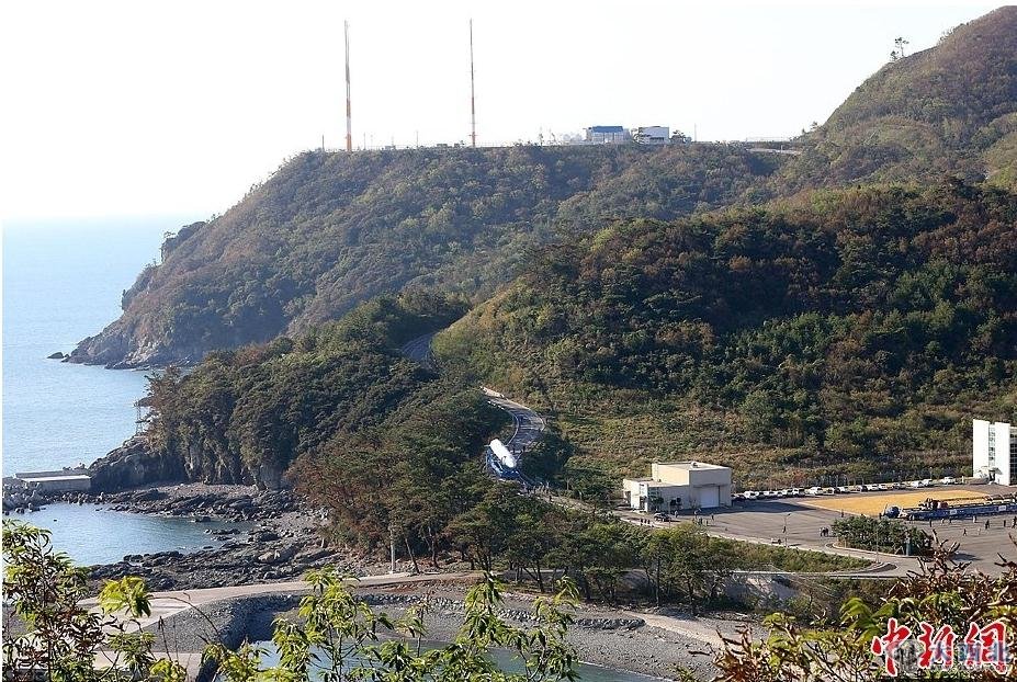 当地时间124日上午,工作人员将韩国首枚运载火箭“罗老”号移至发射场地。据悉,发射预定日的前一天将进行预备发射演练。若无异常,罗老号将于26日下午发射。中新网