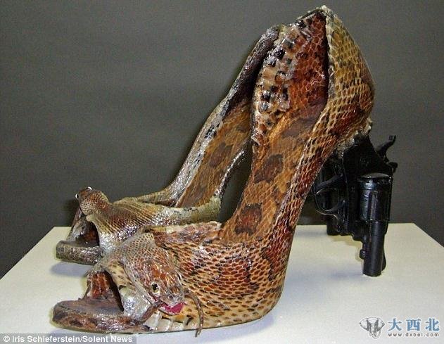 最后,她用手工将处理好的皮毛固定在鞋模具上,并进行缝制。她表示:“制作这样的鞋子是项不光彩的工作,剔除动物尸体上的碎肉也不讨人喜欢,就像标本制作一样。”