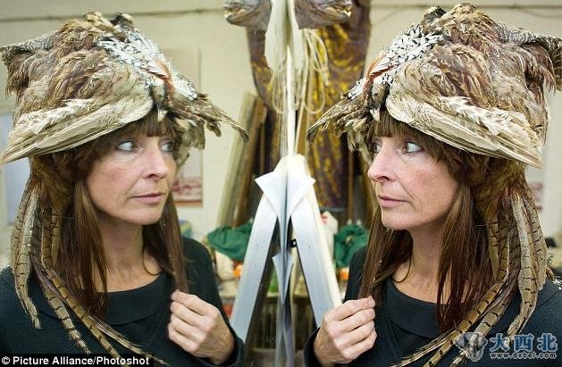 德国柏林的45岁女设计师爱丽丝·席费施泰因热衷制作古怪高跟鞋,这些用死去动物的肢体设计和制作出的高跟鞋价格高达3900英镑(约合3.9万元人民币)。