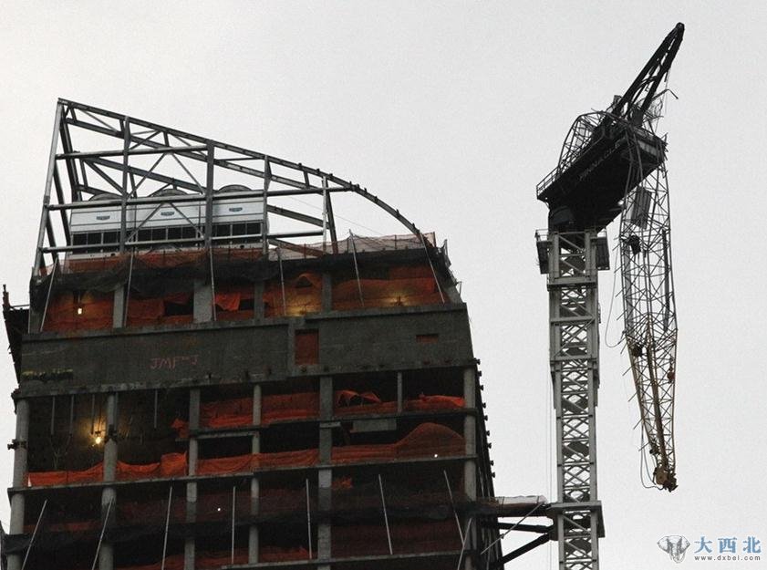 纽约曼哈顿中城一座正在建设中的超级豪宅,由于飓风吹袭,吊车折断,成为风暴过后的新地标。