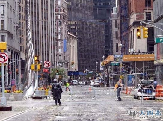 飓风来袭时,纽约的大树、电线杆子和交通标示牌都有大量损坏,但大楼吊臂折断并不多见,有人因此怀疑这个大楼本身建筑的安全性是否有问题。