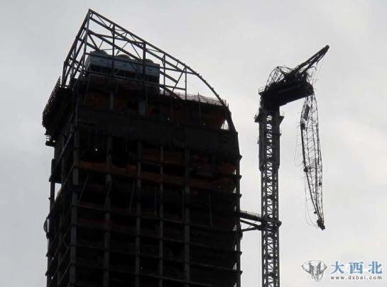 纽约曼哈顿中城一座正在建设中的超级豪宅,由于飓风吹袭,吊车折断,成为风暴过后的新地标。