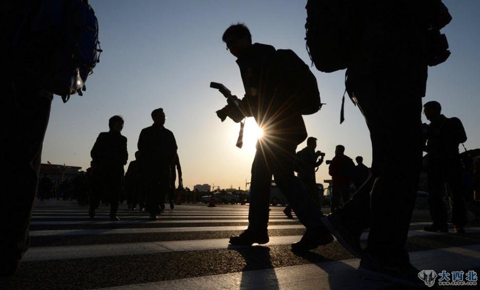 一看到有代表现身,记者拿起“长枪短炮”立马投入工作。