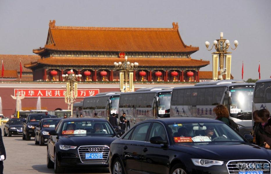 代表车队停放井然。