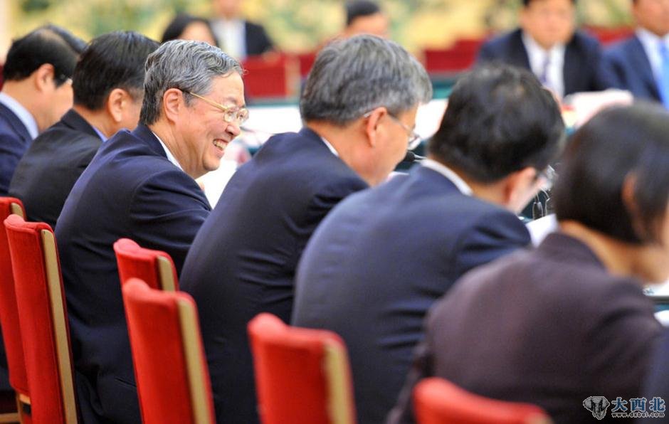 中央金融系统代表团讨论向媒体记者开放,图为中国人民银行行长周小川(右四)。