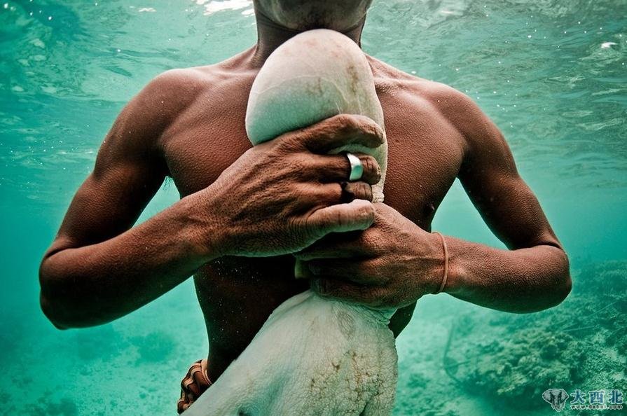 印尼海域,一名在海底捕猎的巴瑶族男子。