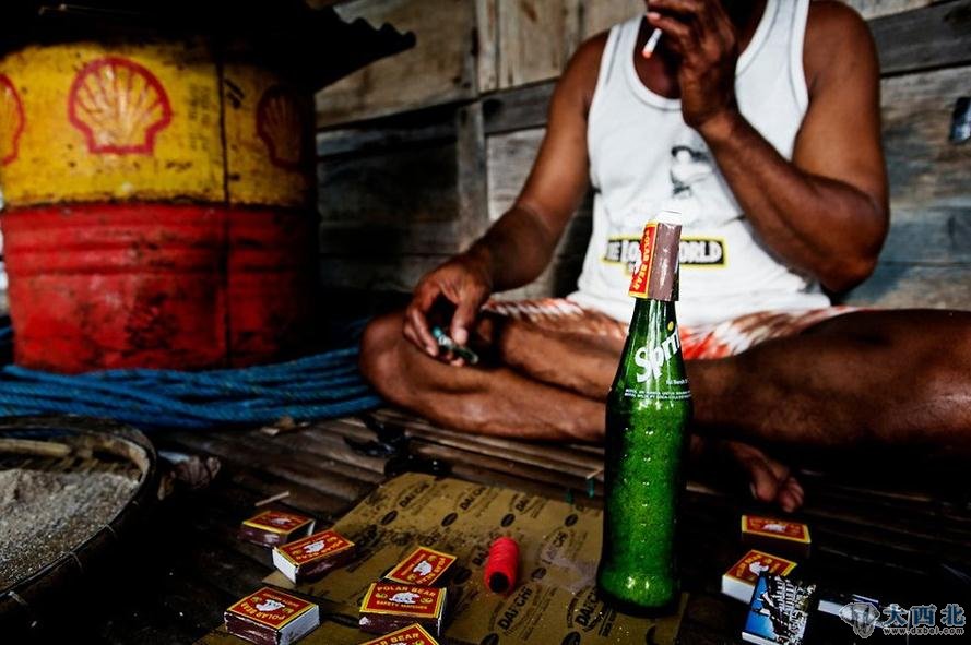 2005年起,他就不再采用炸珊瑚礁的野蛮捕鱼方式。他现在的工作是保护当地的珊瑚礁生态系统,“珊瑚礁检查”组织给他开工资。