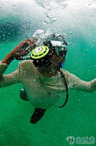 尽管是一种非法、高度危险并且不具有可持续性的捕鱼方式,很多巴瑶族人仍用氰化物捕鱼。这种捕鱼活动往往伴随压缩空气潜水进行。