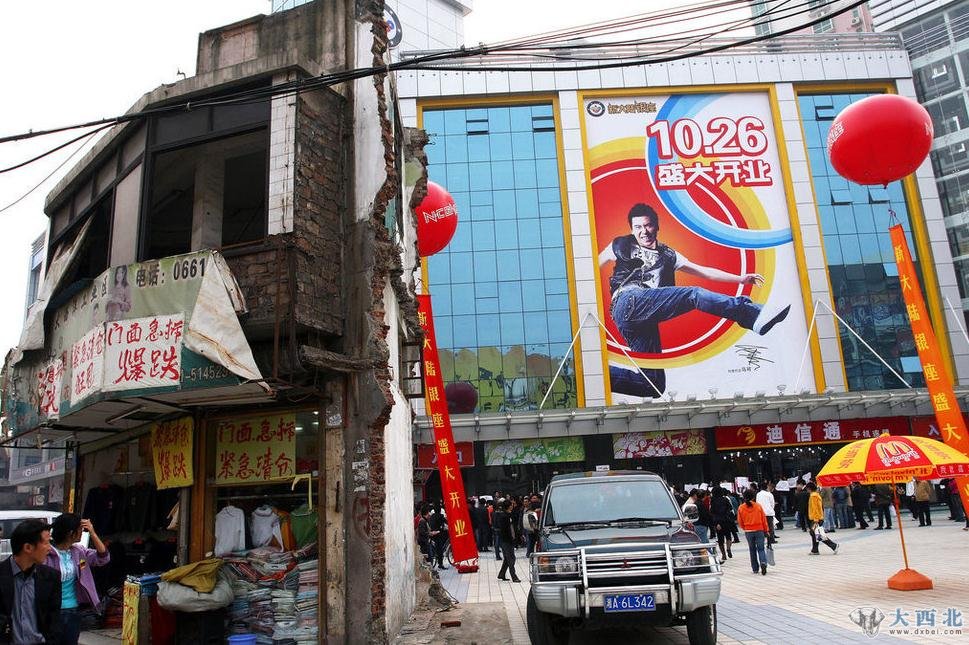 孤立在大街上的钉子户。2007年11月14日,湖南长沙钉子户。