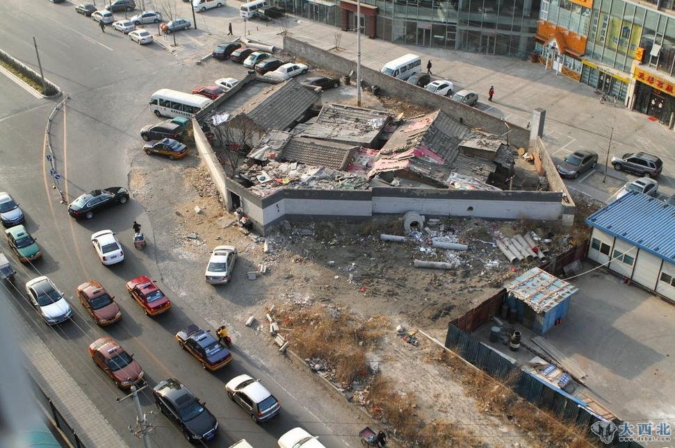 2010年12月16日,盘踞在北京朝阳区曙光西路上的“钉子户”。