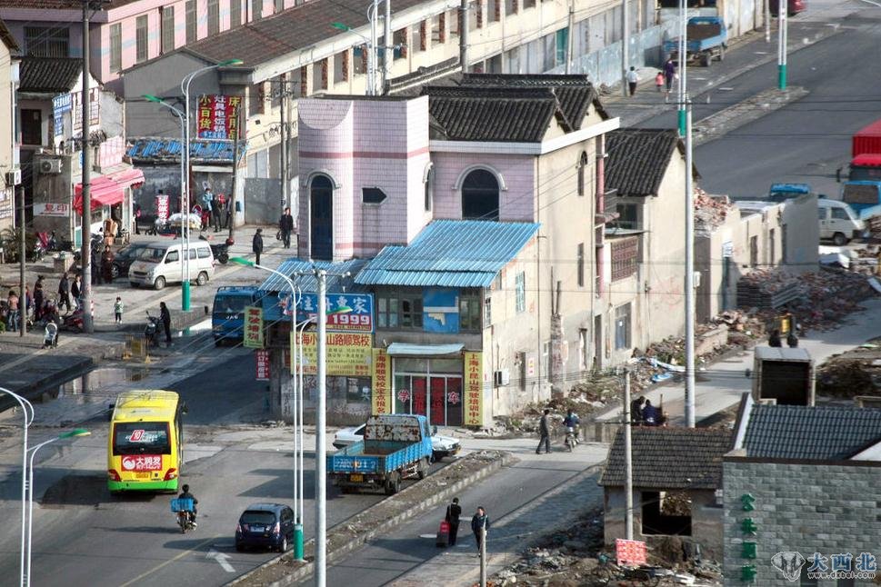 2011年3月22日,上海松江区九亭镇沪亭北路钉子户