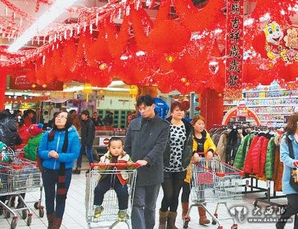 春节期间,省城兰州各大超市正常营业,商家开展的多种促销活动吸引众多市民前来消费。