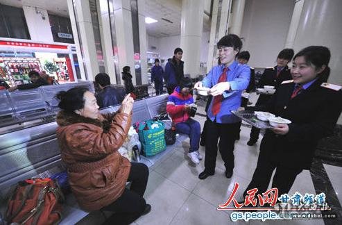 兰州火车站:“请旅客们尝尝我们的饺子!”