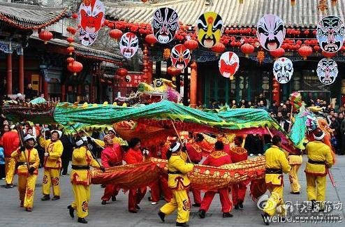 由兰州市委市政府主办的“金蛇狂舞”第十一届兰州春节文化庙会将于2013年2月11日(正月初二)至2月24日(正月十五)在金城大剧院、金城关文化博览园、五泉山公园、隍庙、东方红广场、张掖路步行街、小西湖公园等地举行。 @七里河移动