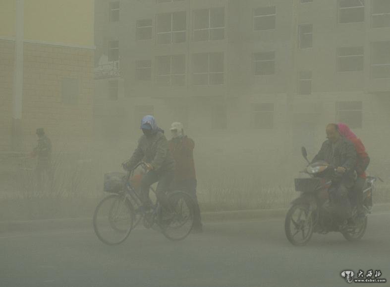 2月28日,甘肃西部小城玉门市受较强冷空气影响,遭遇入春以来第二次沙尘暴袭击,平均风力在6-8级,气温下降5-7摄氏度,局部能见度仅200米左右,给车辆和市民的安全出行带来不便。图为玉门市民在沙尘暴天气艰难出行。万宗平 摄