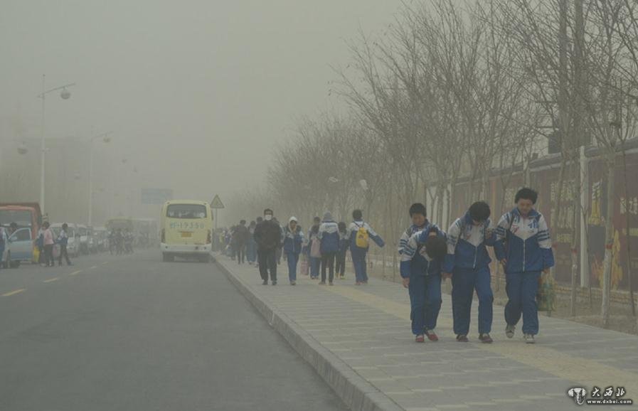 2月28日,甘肃西部小城玉门市受较强冷空气影响,遭遇入春以来第二次沙尘暴袭击,平均风力在6-8级,气温下降5-7摄氏度,局部能见度仅200米左右,给车辆和市民的安全出行带来不便。图为玉门市民在沙尘暴天气艰难出行。万宗平 摄